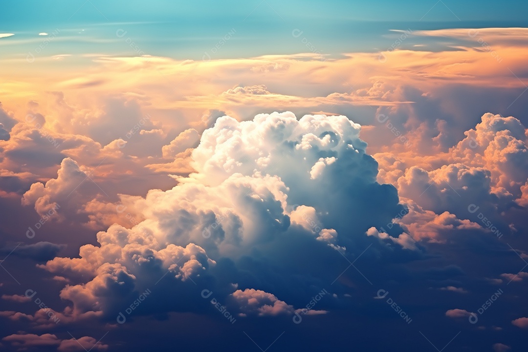 Nuvens brancas dramáticas e céu azul da vista da janela do avião