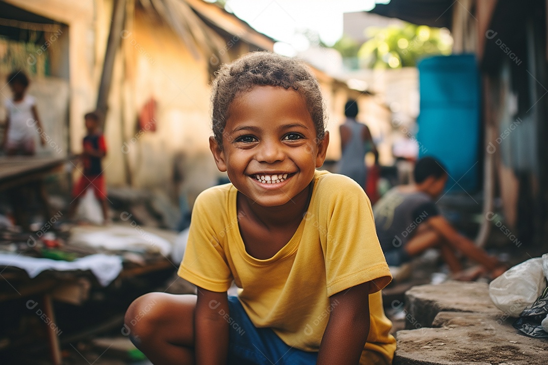 Um menino sorridente em uma favela brasileira