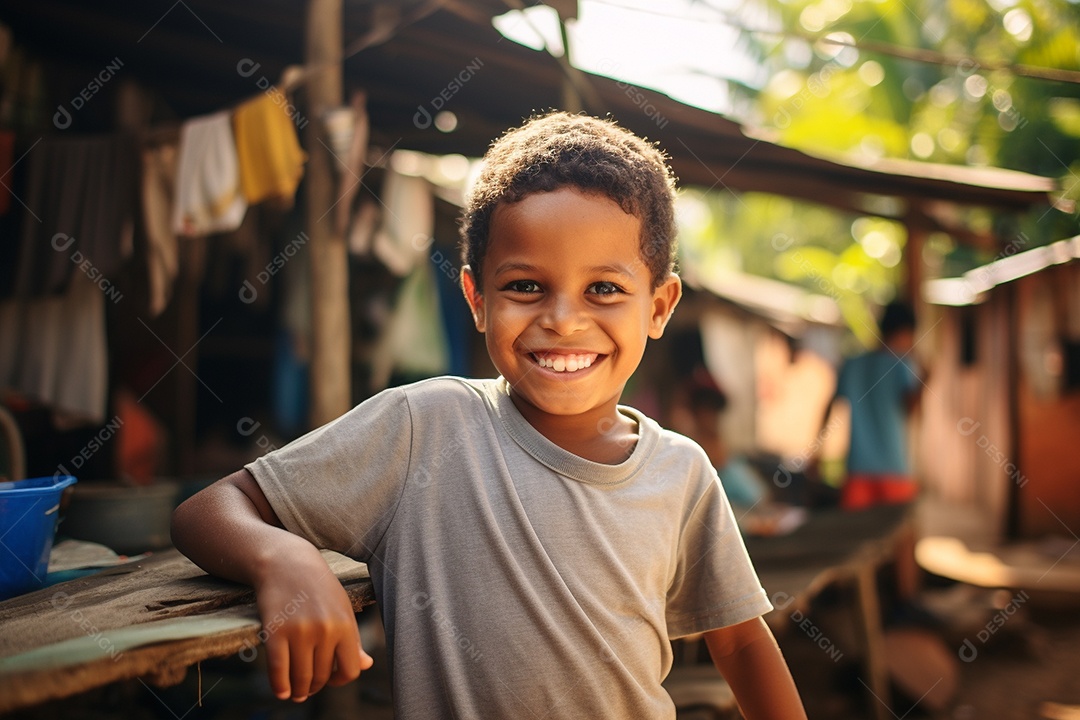 Um menino sorridente em uma favela brasileira