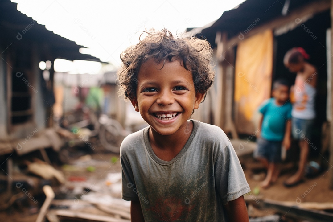 Um menino sorridente em uma favela brasileira