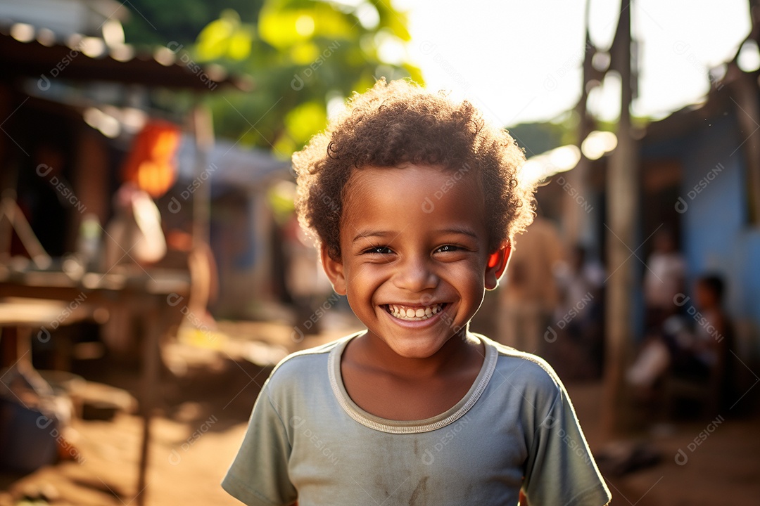Um menino sorridente em uma favela brasileira