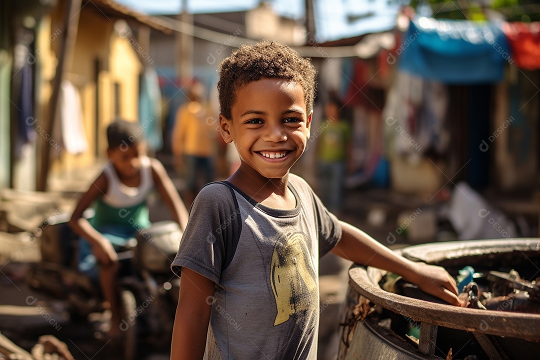 Um menino sorridente em uma favela brasileira
