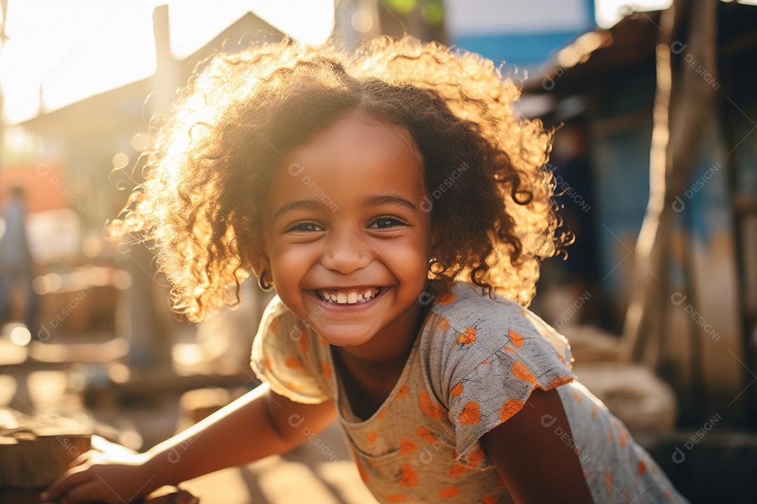 Uma garota sorridente em uma favela brasileira