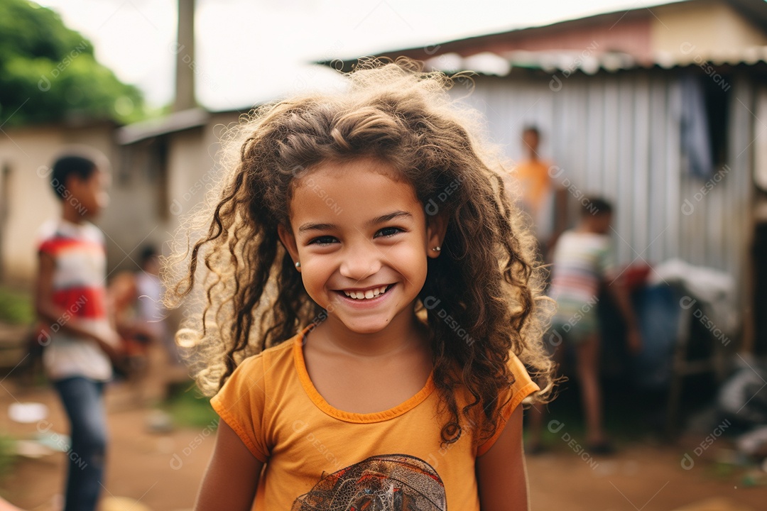 Uma garota sorridente em uma favela brasileira