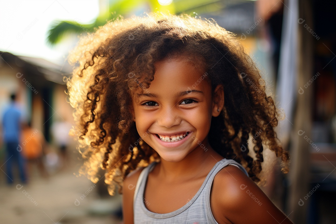 Uma garota sorridente em uma favela brasileira