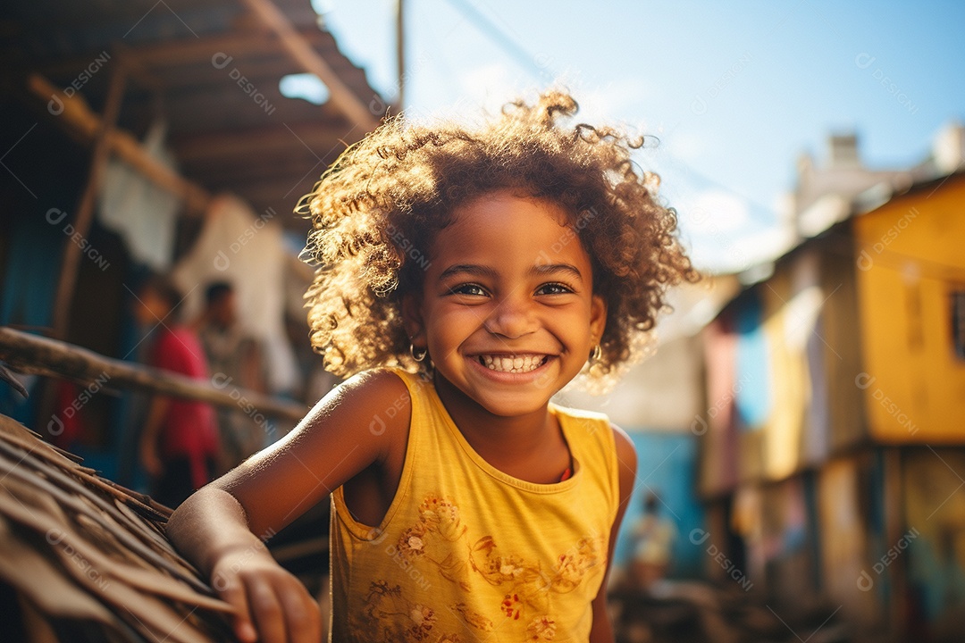 Uma garota sorridente em uma favela brasileira