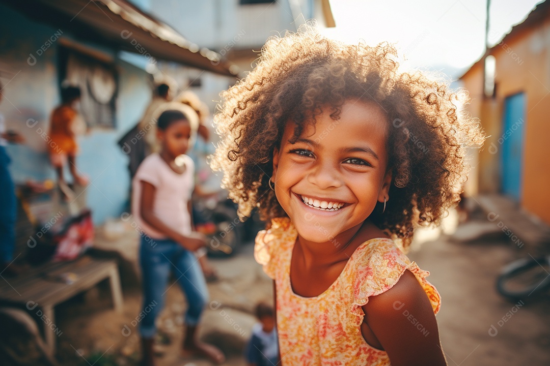 Uma garota sorridente em uma favela brasileira