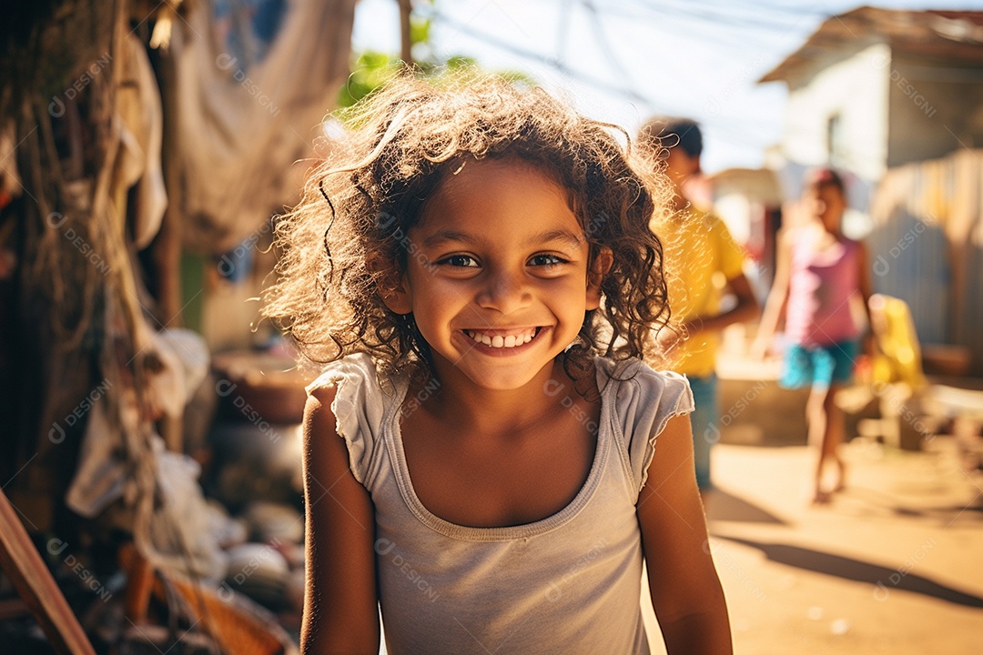 Uma garota sorridente em uma favela brasileira