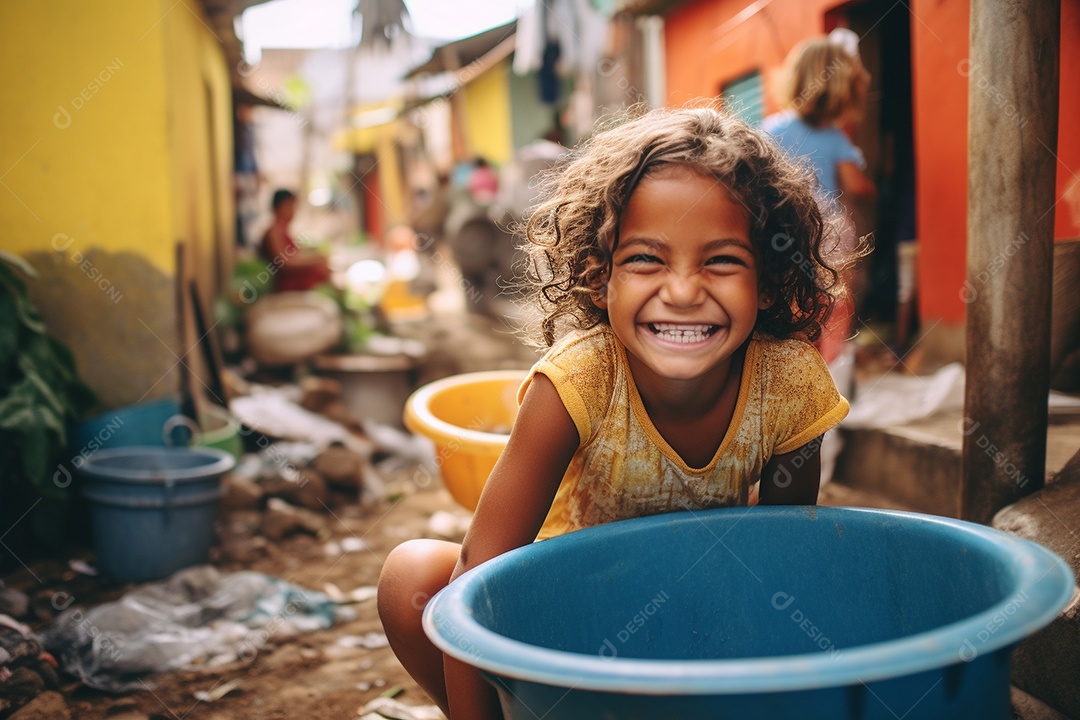 Uma garota sorridente em uma favela brasileira