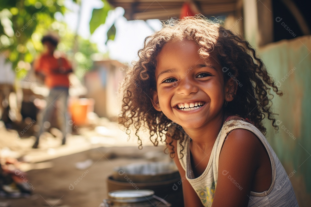 Uma garota sorridente em uma favela brasileira