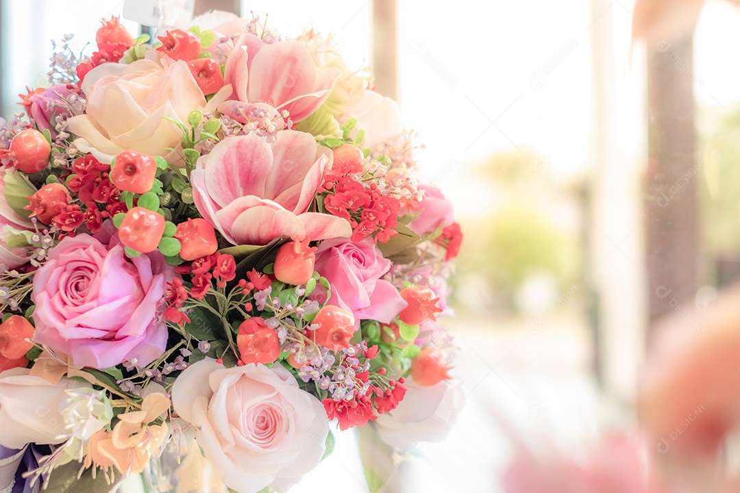 Decoração de rosas, flores e plantas ornamentais, buquê artificial moderno e luxuoso de flores coloridas