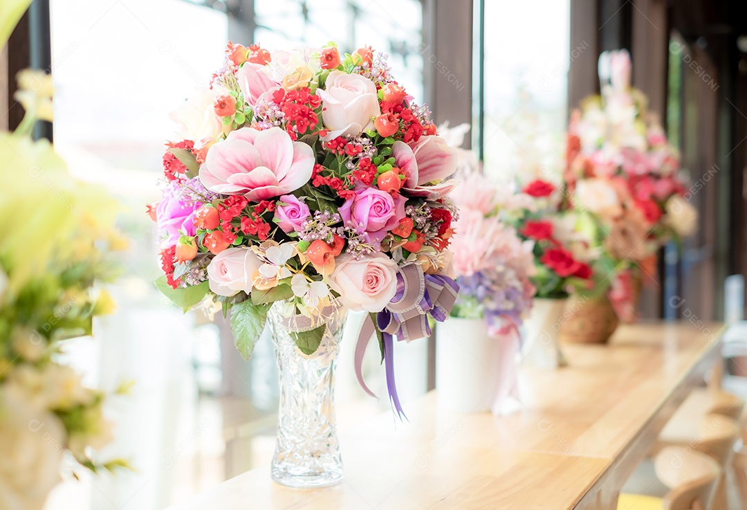 Decoração de rosas, flores e plantas ornamentais, buquê artificial moderno e luxuoso de flores coloridas