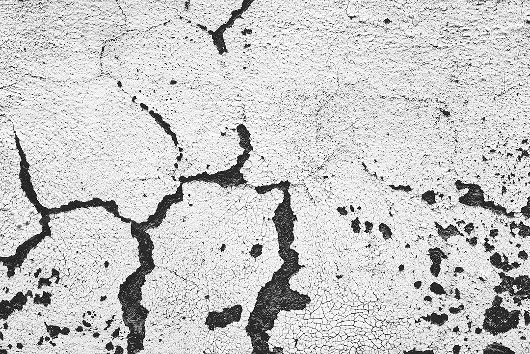 Textura, parede, concreto, pode ser usado como fundo. Fragmento de parede com arranhões e rachaduras