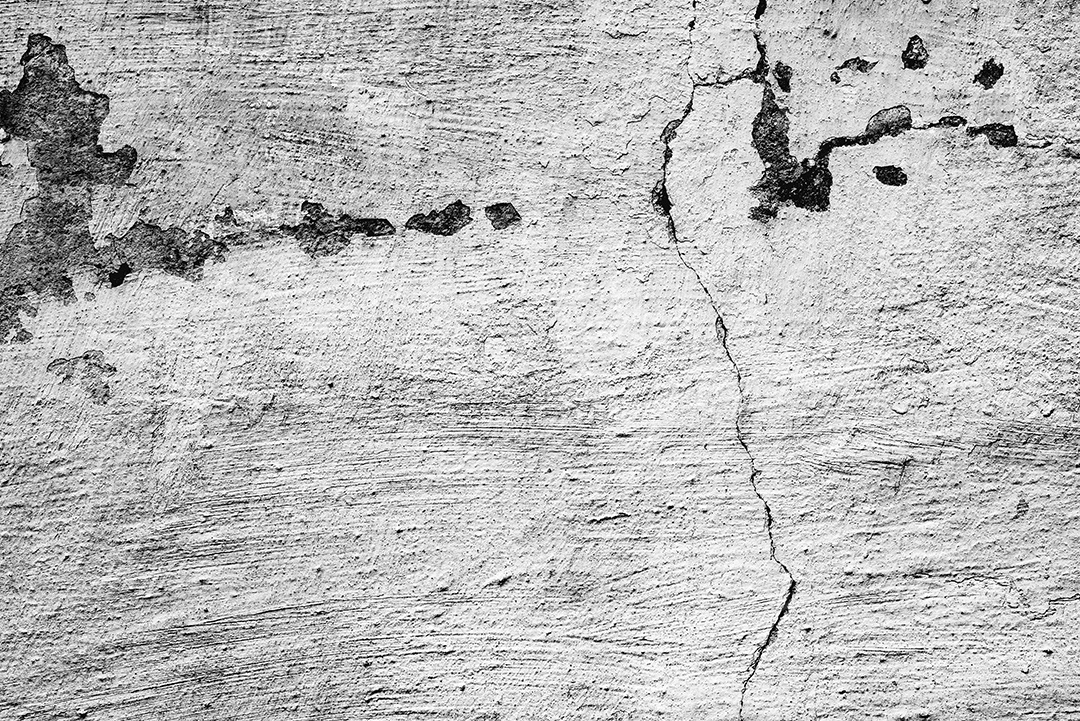 Textura, parede, concreto, pode ser usado como fundo. Fragmento de parede com arranhões e rachaduras