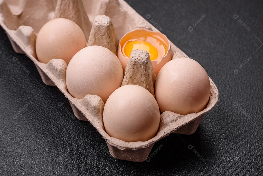 Ovos de galinha crus em uma caixa