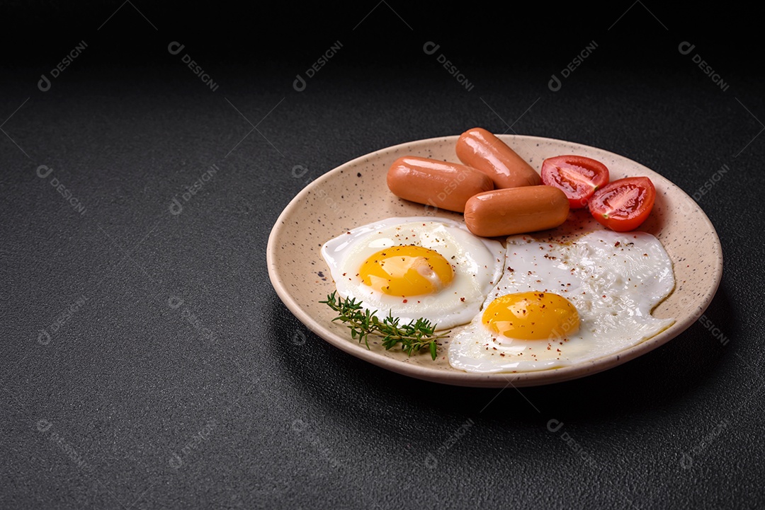 Ovos de galinha fritos, salsichas, tomate cereja, grão de bico, especiarias, sal e ervas. Delicioso café da manhã nutritivo