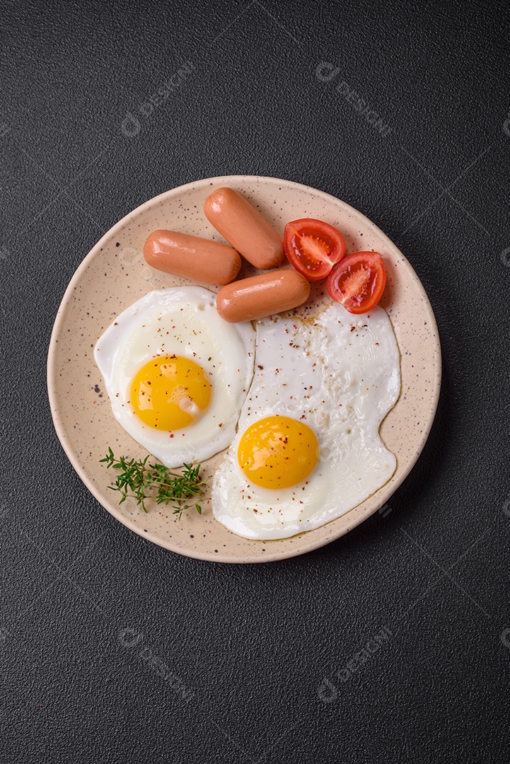 Ovos de galinha fritos, salsichas, tomate cereja, grão de bico, especiarias, sal e ervas. Delicioso café da manhã nutritivo