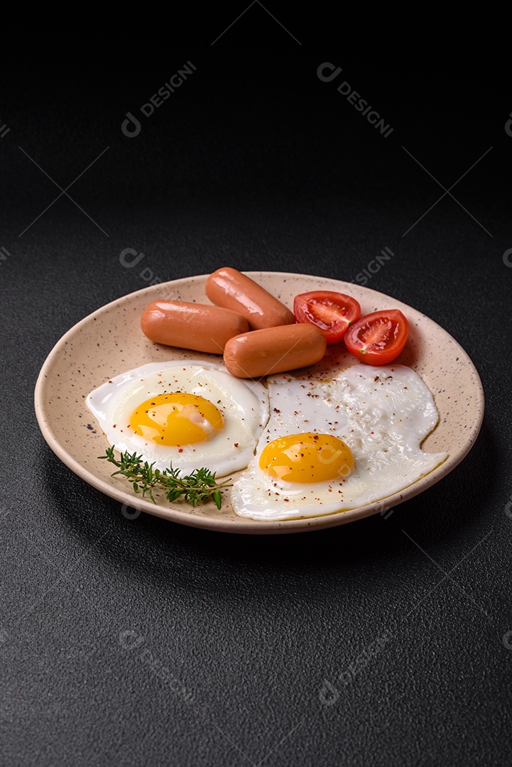 Ovos de galinha fritos, salsichas, tomate cereja, grão de bico, especiarias, sal e ervas. Delicioso café da manhã nutritivo