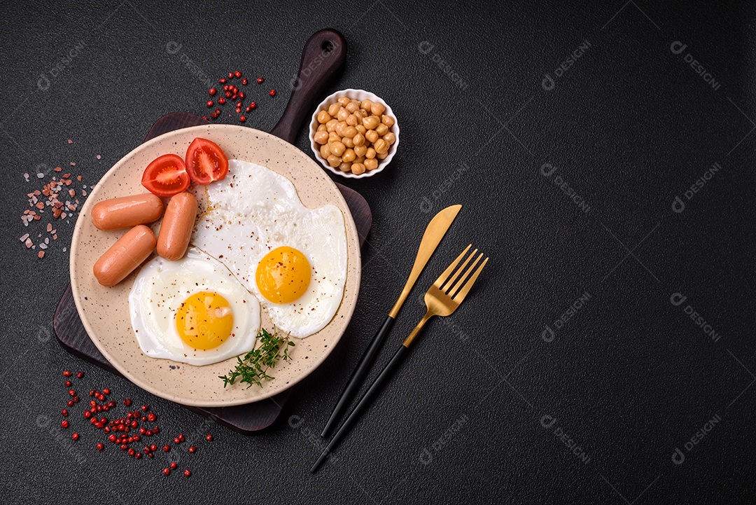 Ovos de galinha fritos, salsichas, tomate cereja, grão de bico, especiarias, sal e ervas. Delicioso café da manhã nutritivo