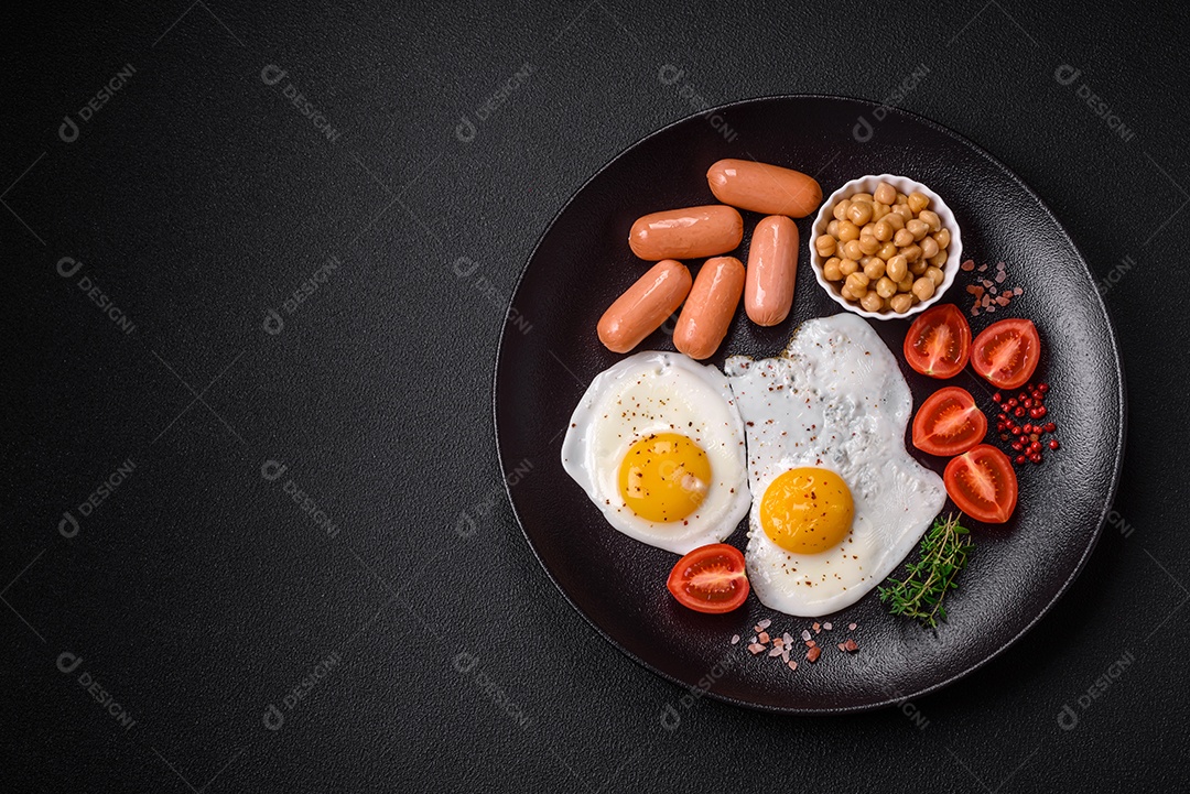 Ovos de galinha fritos, salsichas, tomate cereja, grão de bico, especiarias, sal e ervas. Delicioso café da manhã nutritivo