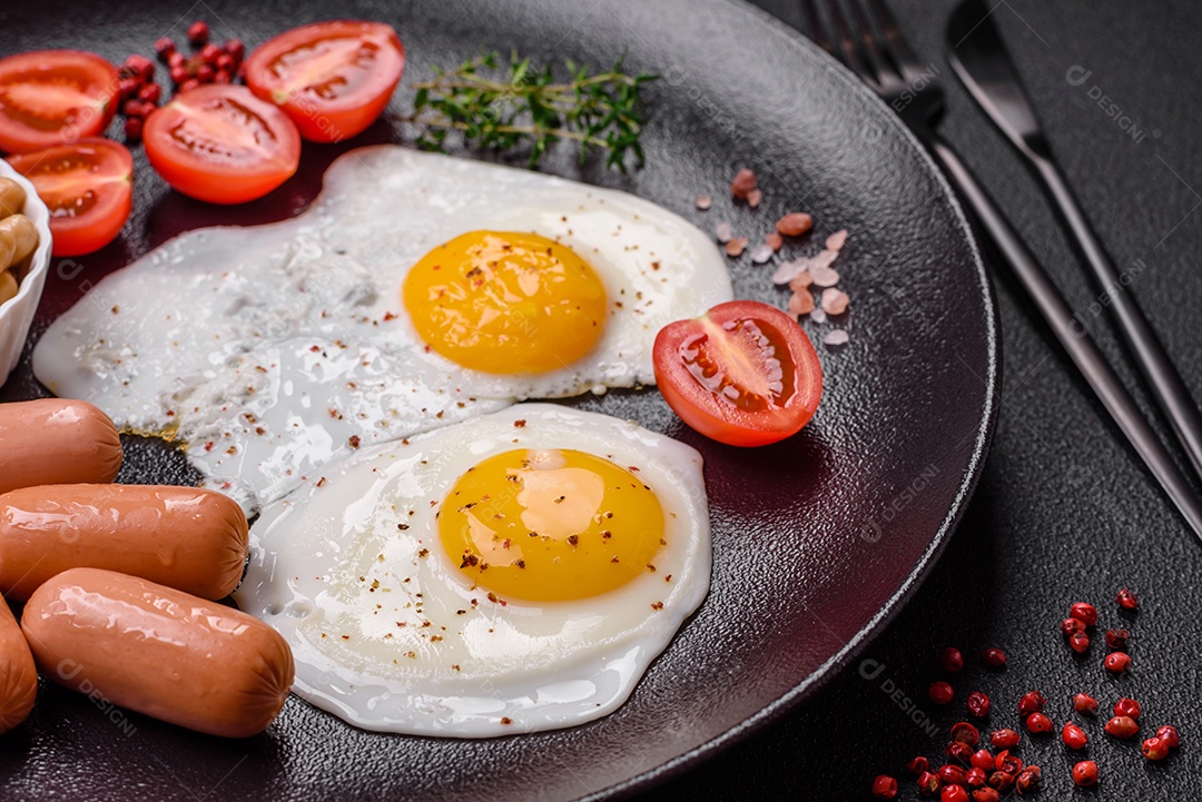 Ovos de galinha fritos, salsichas, tomate cereja, grão de bico, especiarias, sal e ervas. Delicioso café da manhã nutritivo