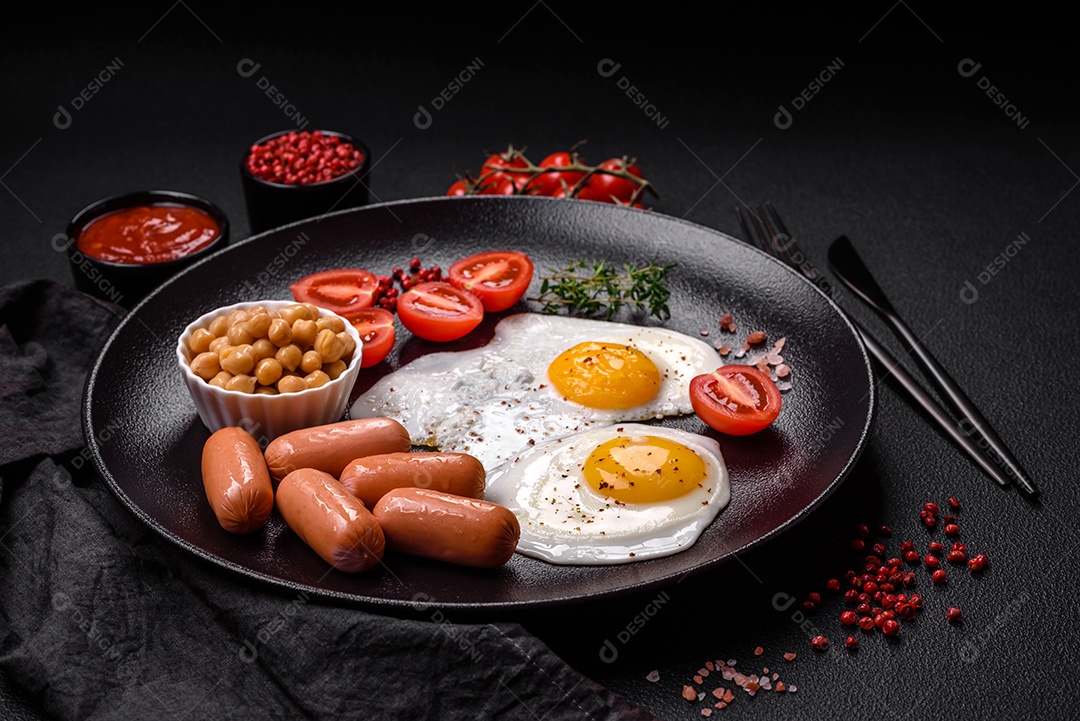 Ovos de galinha fritos, salsichas, tomate cereja, grão de bico, especiarias, sal e ervas. Delicioso café da manhã nutritivo