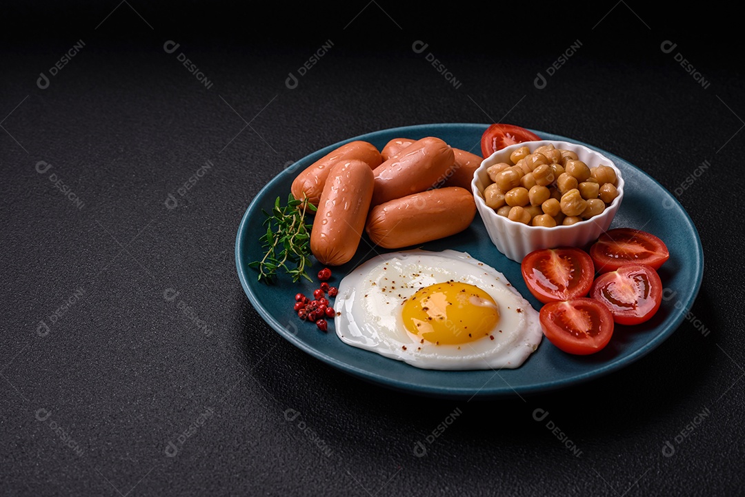 Ovos de galinha fritos, salsichas, tomate cereja, grão de bico, especiarias, sal e ervas. Delicioso café da manhã nutritivo