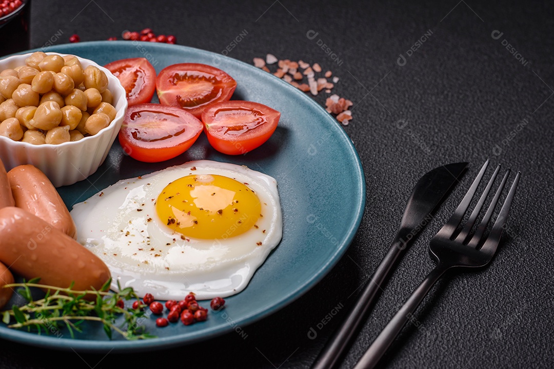 Ovos de galinha fritos, salsichas, tomate cereja, grão de bico, especiarias, sal e ervas. Delicioso café da manhã nutritivo