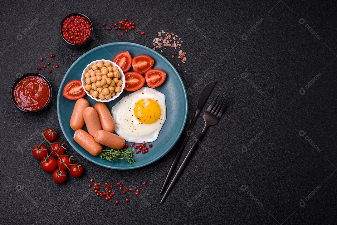 Ovos de galinha fritos, salsichas, tomate cereja, grão de bico, especiarias, sal e ervas. Delicioso café da manhã nutritivo