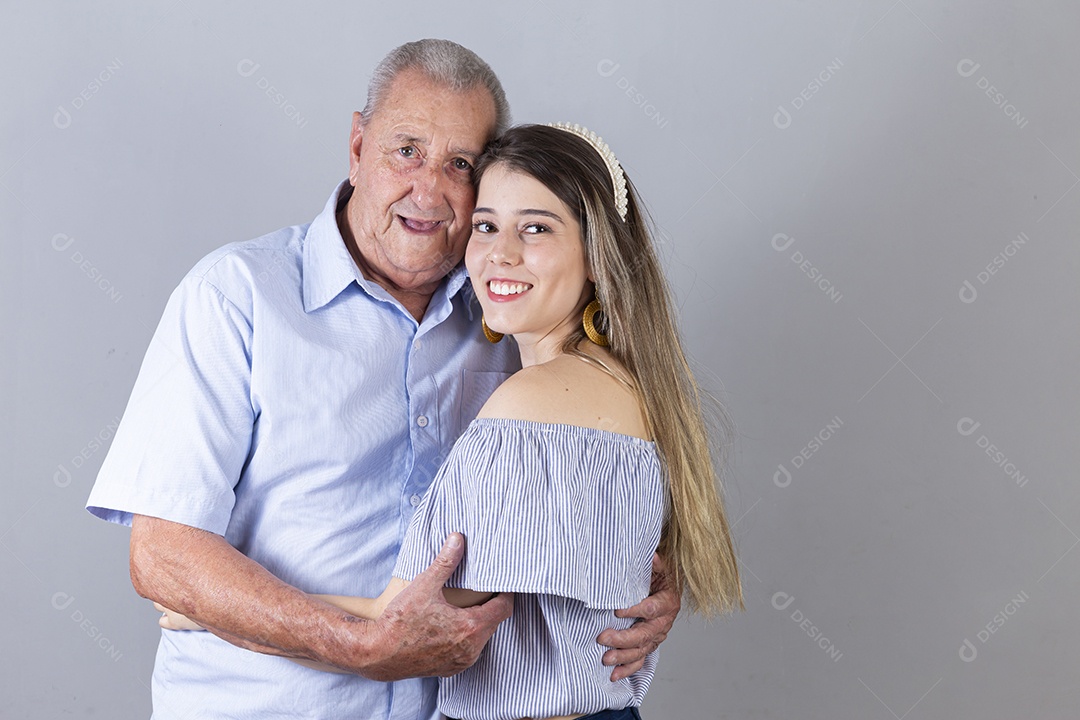 Homem idoso e jovem mulher sobre estúdio branco sorridentes