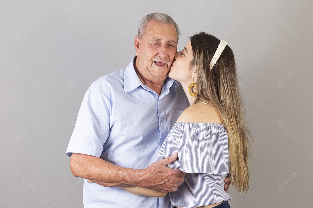 Homem idoso e jovem mulher sobre estúdio branco sorridentes