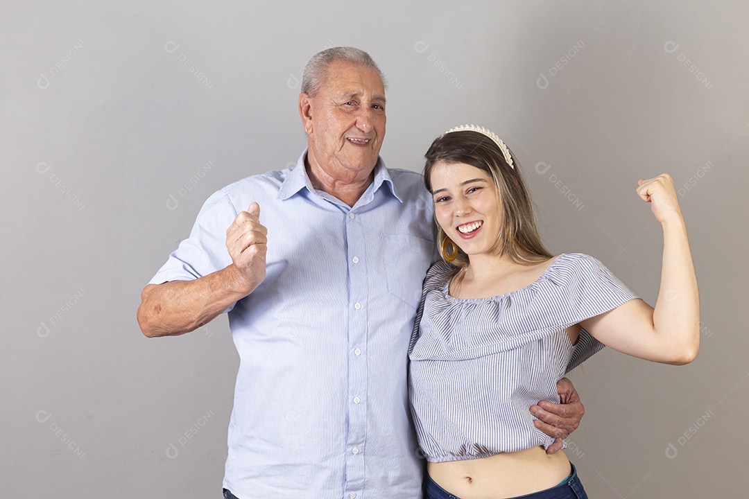 Homem idoso e jovem mulher sobre estúdio branco sorridentes