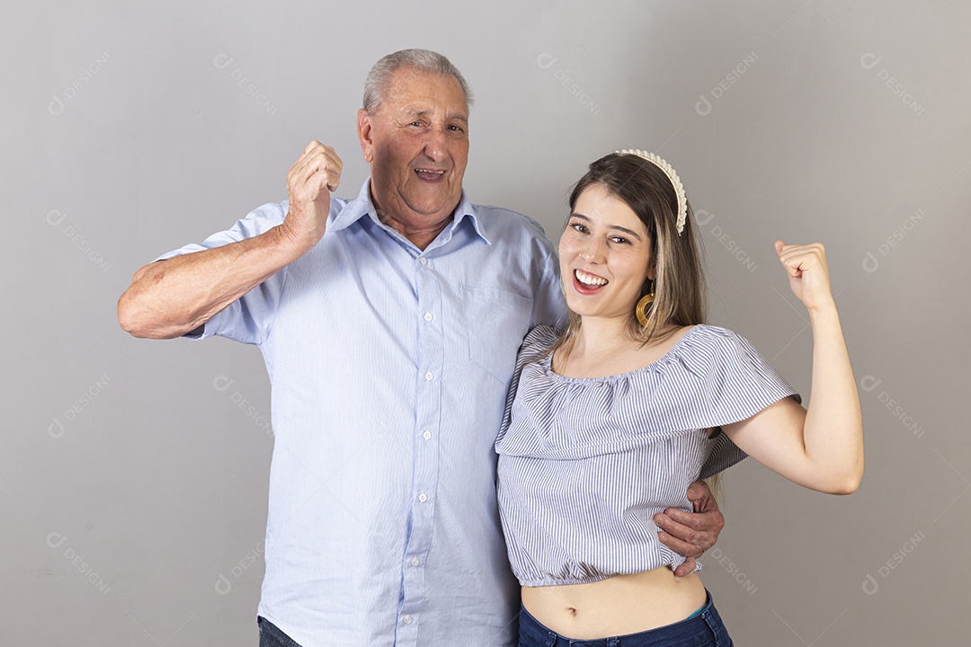 Homem idoso e jovem mulher sobre estúdio branco sorridentes