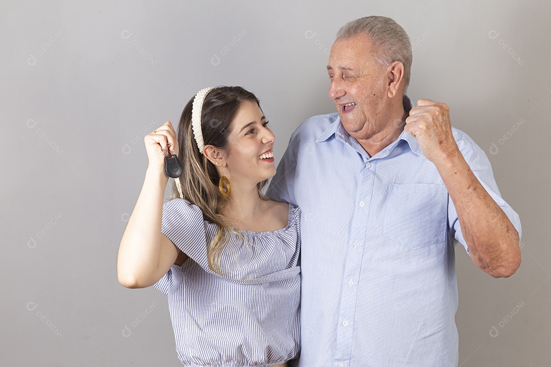 Homem idoso e jovem mulher sobre estúdio branco sorridentes