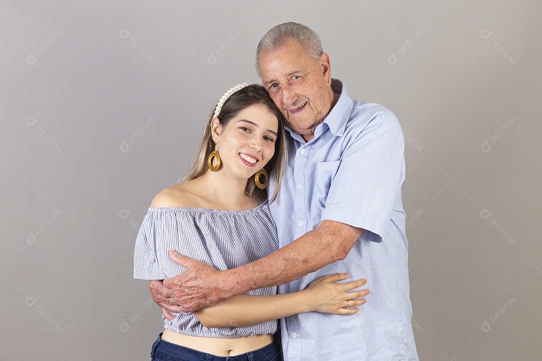 Homem idoso e jovem mulher sobre estúdio branco sorridentes