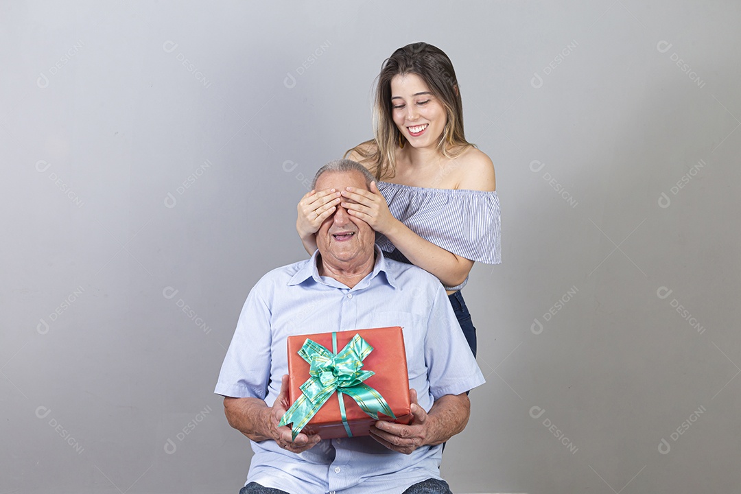 Homem idoso e jovem mulher sobre estúdio branco sorridentes