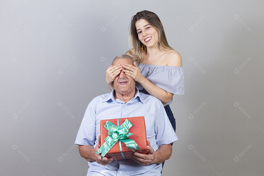 Homem idoso e jovem mulher sobre estúdio branco sorridentes