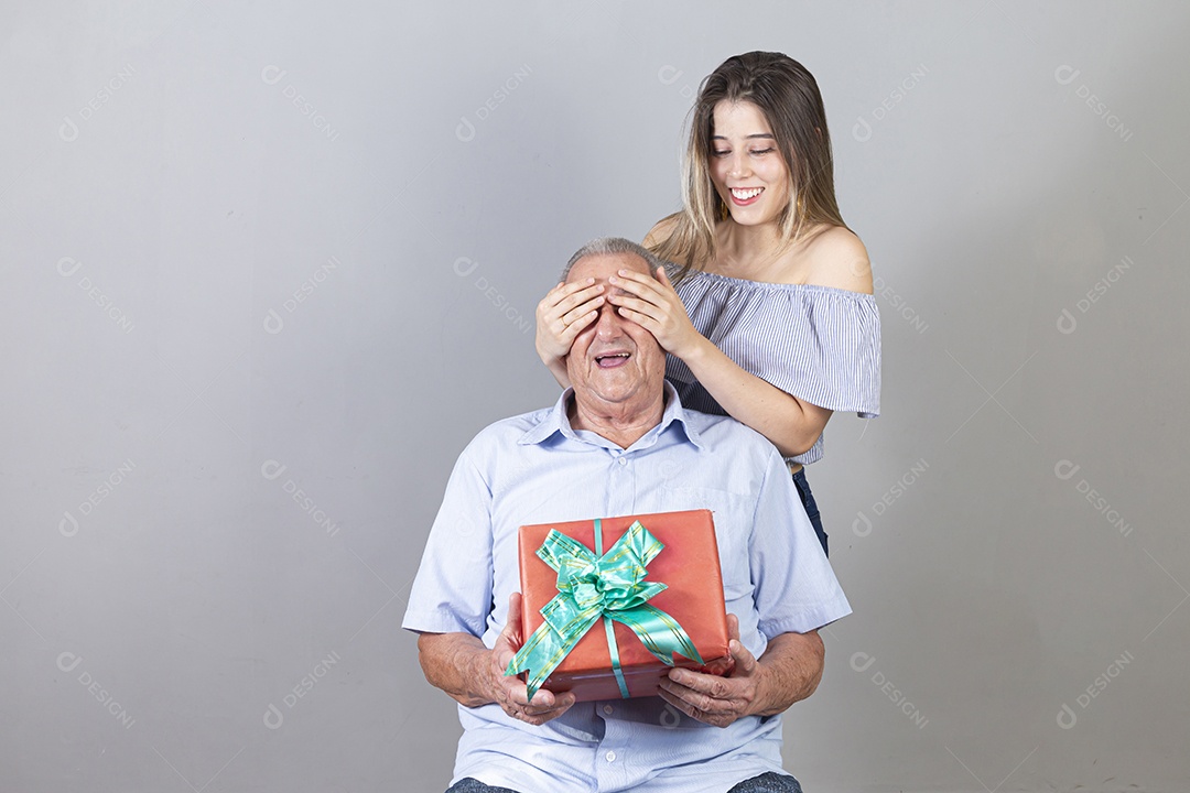 Homem idoso e jovem mulher sobre estúdio branco sorridentes