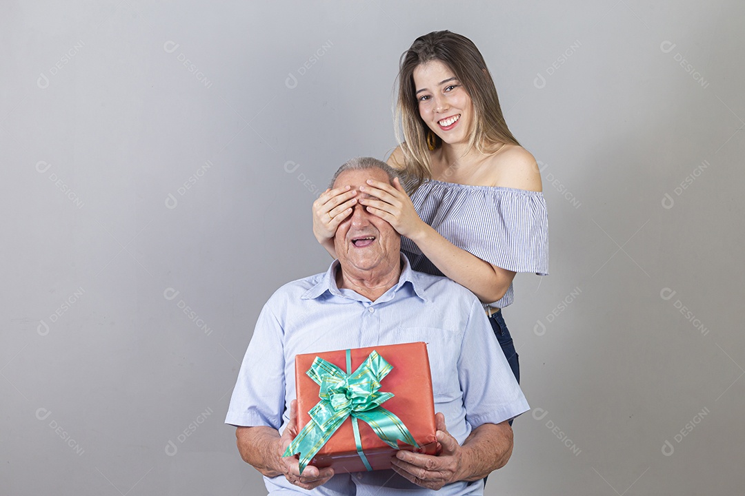 Homem idoso e jovem mulher sobre estúdio branco sorridentes