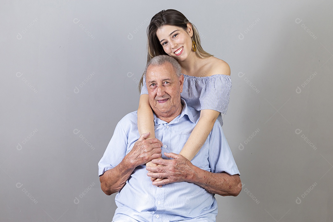 Homem idoso e jovem mulher sobre estúdio branco sorridentes