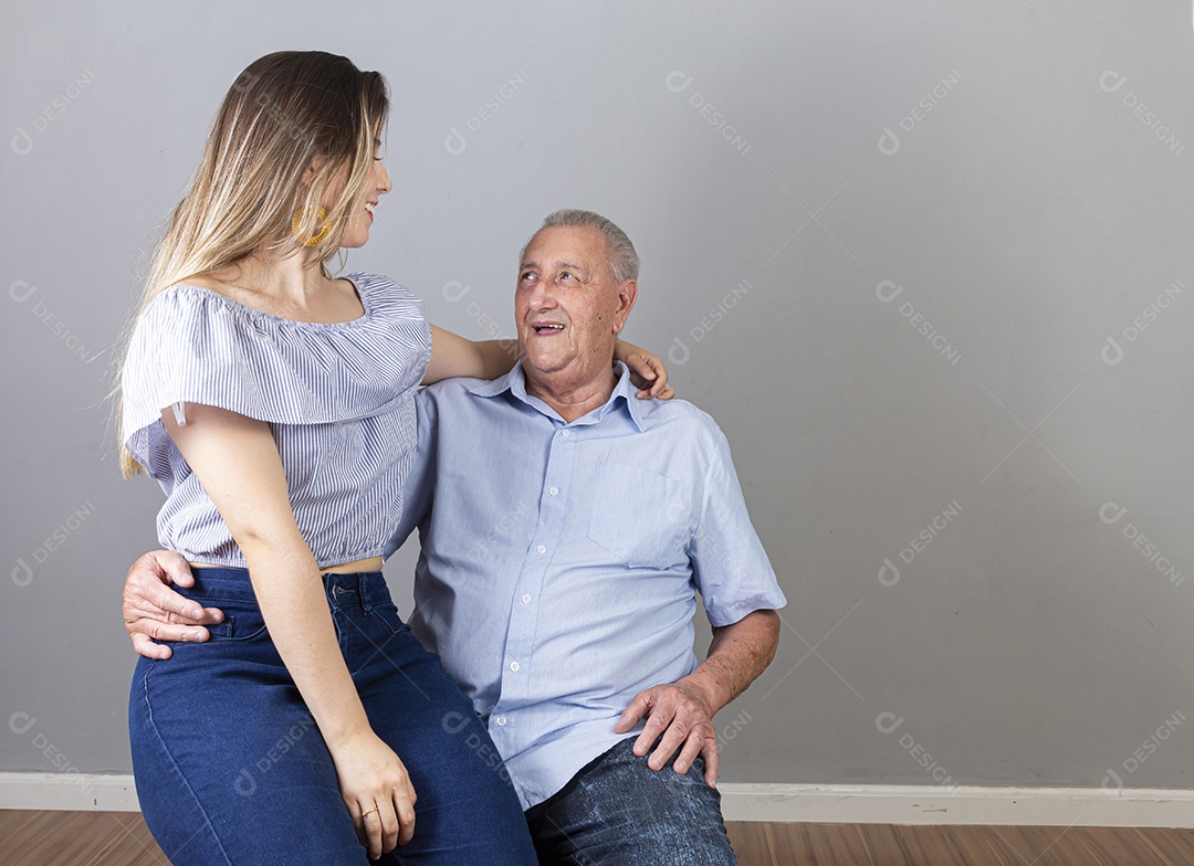 Homem idoso e jovem mulher sobre estúdio branco sorridentes