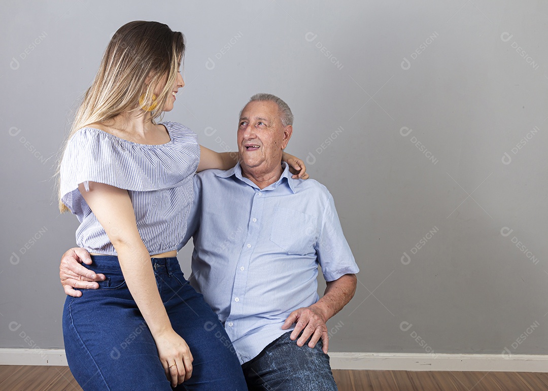 Homem idoso e jovem mulher sobre estúdio branco sorridentes