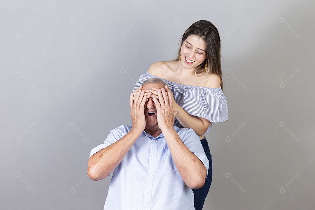 Homem idoso e jovem mulher sobre estúdio branco sorridentes