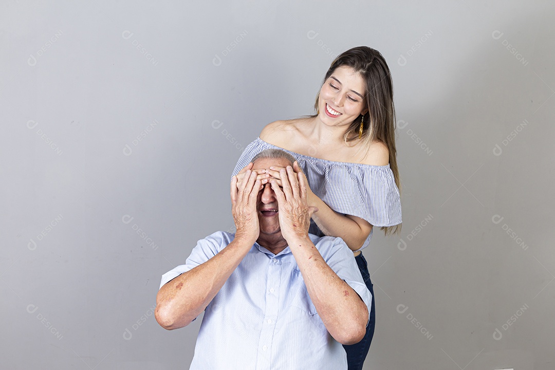 Homem idoso e jovem mulher sobre estúdio branco sorridentes