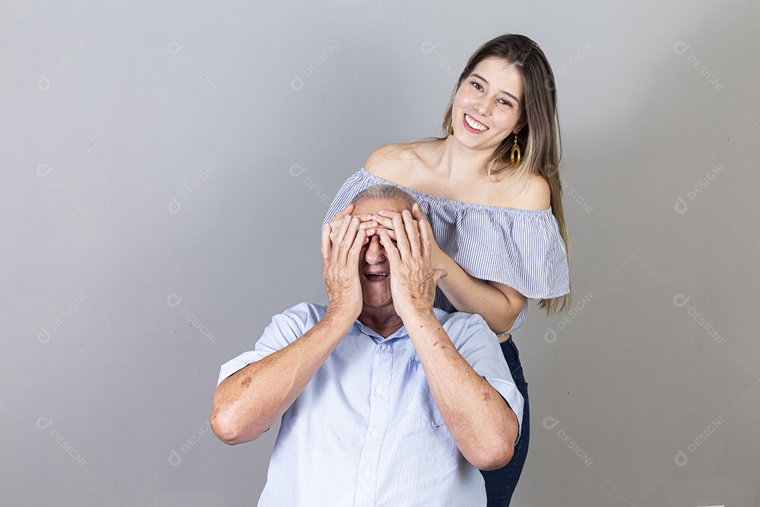 Homem idoso e jovem mulher sobre estúdio branco sorridentes