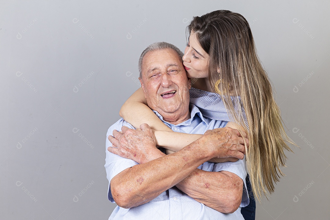 Homem idoso e jovem mulher sobre estúdio branco sorridentes