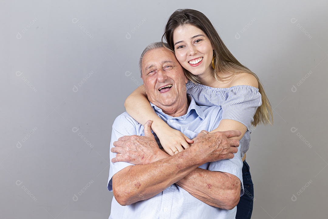 Homem idoso e jovem mulher sobre estúdio branco sorridentes