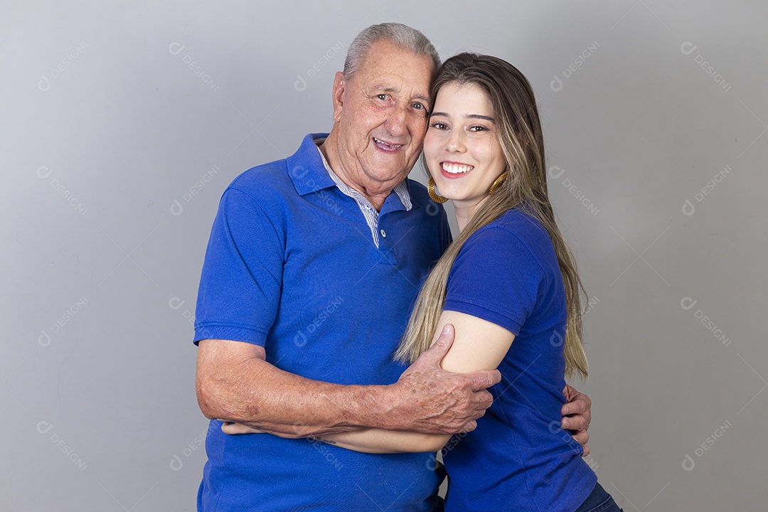 Homem idoso e jovem mulher combinando de camiseta azul