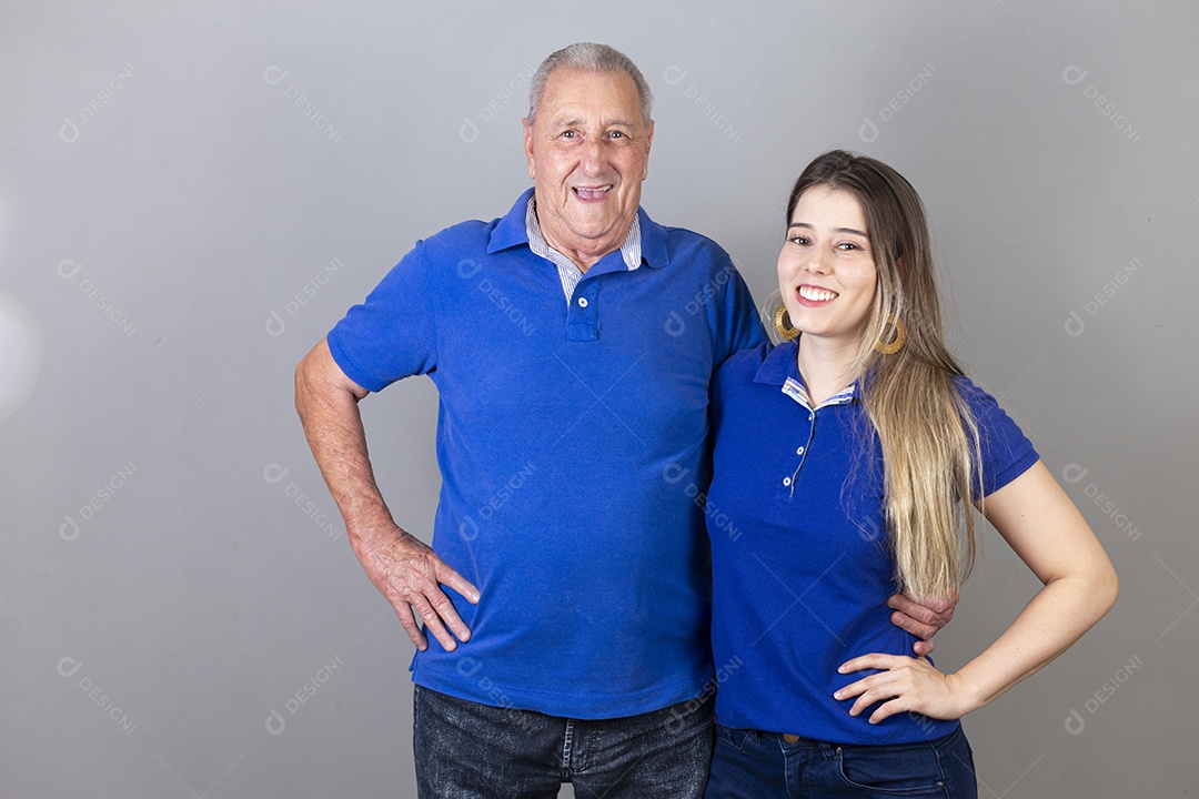 Homem idoso e jovem mulher sobre estúdio branco sorridentes