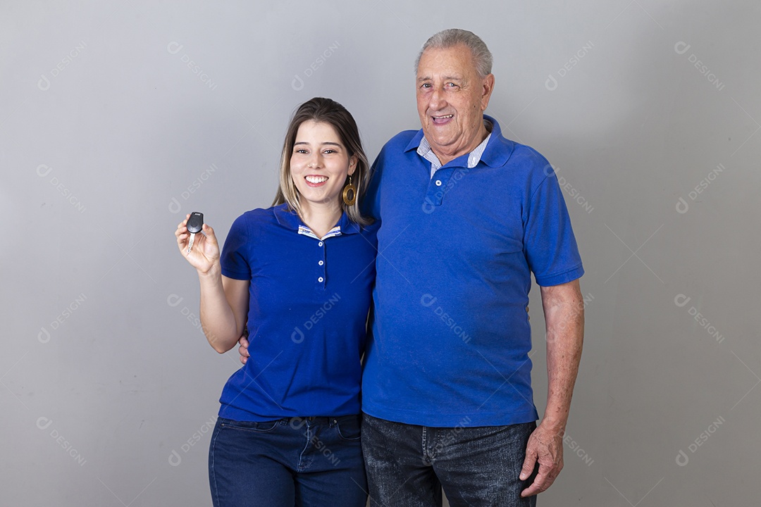 Homem idoso e jovem mulher combinando de camiseta azul
